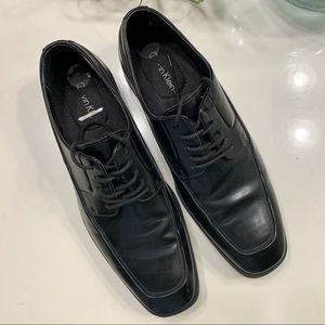 Calvin Klein Dress Shoes
Size: 9
Black
Excellent Condition